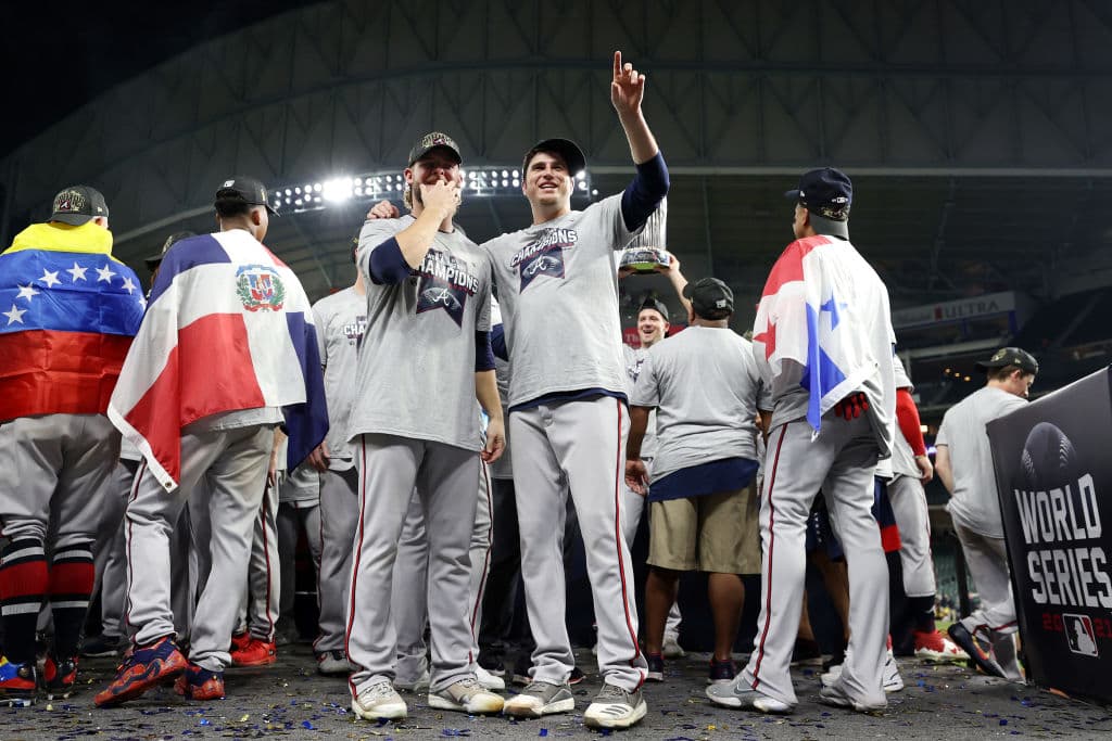 Fiesta en Houston, tras un aplasatante enfrentamiento, jugadores de los Atlanta Braves celebran el cuarto título de Serie Mundial de la franquicia.