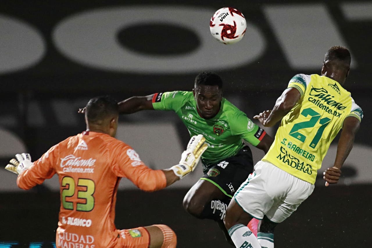 A los 36’ Alfonso Blanco evitaba que penetraran su portería con un atajadón de gente grande.