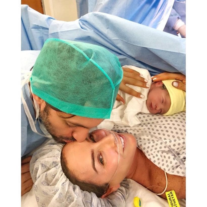 El día del parto, 18 de junio, Víctor entró al quirófano y ahí acompañó a Inés, quien se dijo muy agradecida por el amor de sus fans, al compartir esta imagen en Instagram.