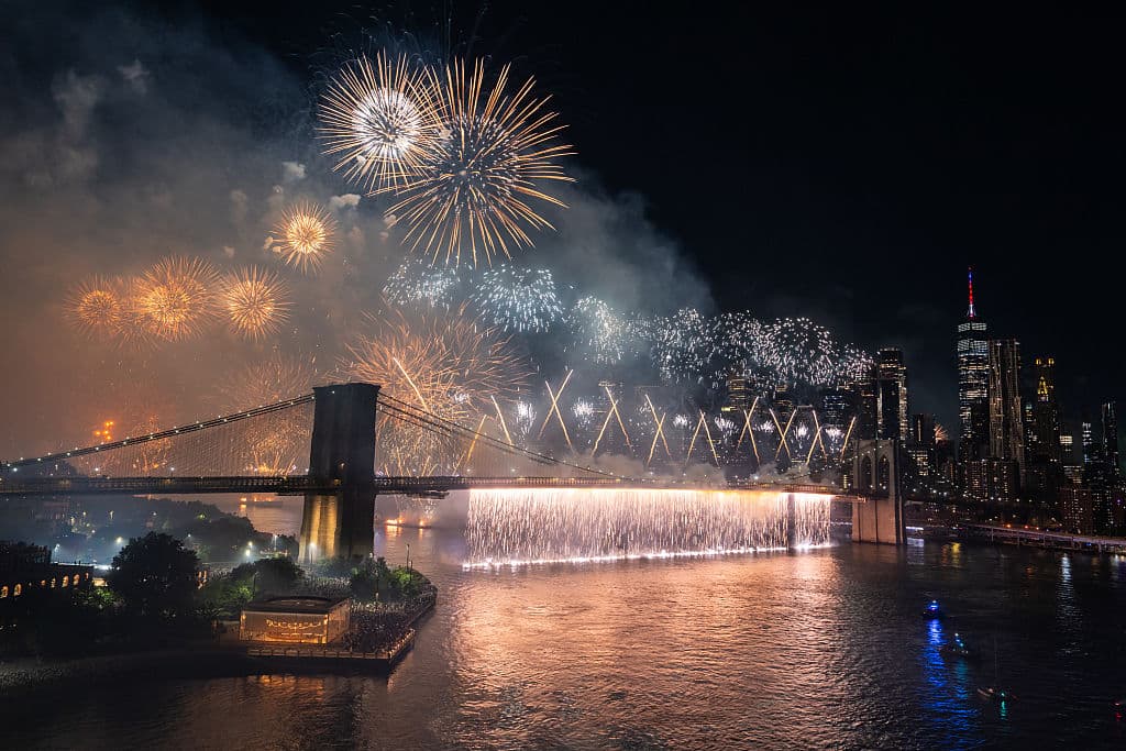 Se utilizaron luces de colores para realizar un 'mapeo' sobre el puente de Brooklyn.