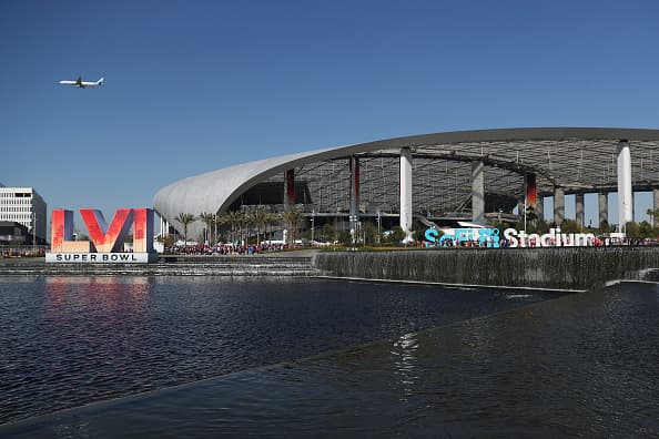 Este año, 
<a href="https://www.univision.com/local/los-angeles-kmex/planeas-ver-el-super-bowl-ten-en-cuenta-estos-consejos-para-prevenir-el-contagio-por-coronavirus-video">Super Bowl</a> LVI se jugará en la ciudad de Inglewood en el área de Los Ángeles y se espera un positivo impacto económico para la región.