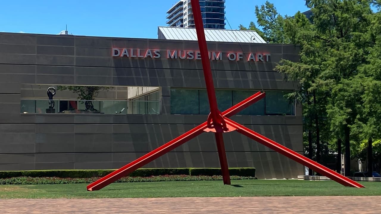 Brian Hernández, de 21 años, entró al Museo de Arte de Dallas al romper una de las entradas con una silla de metal. Esto fue la noche del miércoles 1 de junio, al rededor de las 9:40 p.m. El sospechoso estuvo por varias salas de arte causando daños.