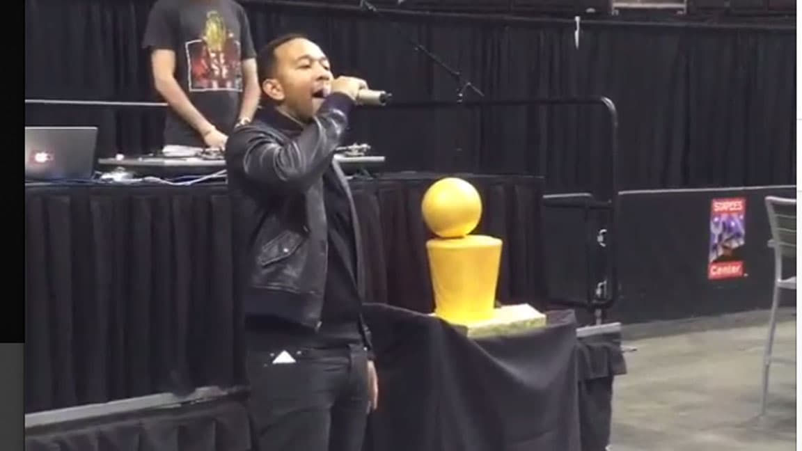 Y para darle más formalidad al evento John Legend cantó el himno nacional.