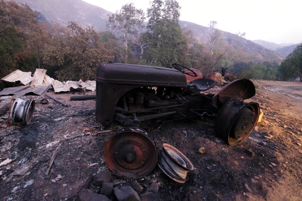 Aunque esta región, a lo largo de la costa del Pacífico, es más bien poco poblada, el incendio Alisal 
<b>amenaza más de 100 casas, ranchos y otras edificaciones</b>, por lo que se emitieron órdenes de evacuación y advertencias para los ranchos y varias comunidades rurales, dijeron los bomberos.
