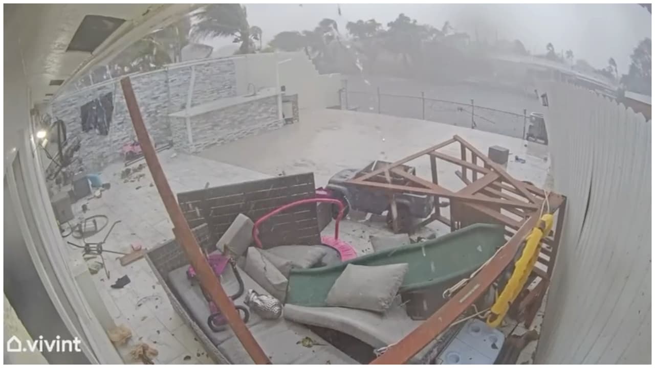 Fuertes vientos arrasan con el patio de una casa en el noroeste de Miami-Dade