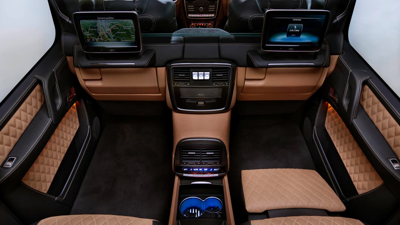 Los asientos traseros de la Mercedes-Maybach G650 Landaulet proveen control total. Frente a los portavasos están controles para el control de clima. Más adelante está la 'Consola G' con tres botones, uno para iluminación interior y los otros dos para subir y bajar el techo. A sus lados hay dos guanteras. Cada uno de los dos pasajeros cuenta con un sistema de entretenimiento independiente con pantallas de 10 pulgadas de alta resolución. El compartimiento trasero puede ser aislado por un separador de vidrio para total privacidad.