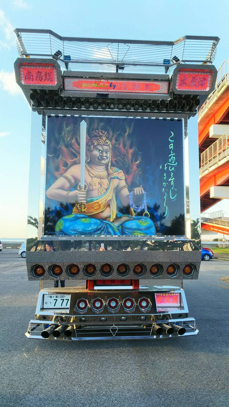 El decorado de este tipo de camiones
<b> está totalmente apegado a la cultura japonesa y el animé,</b> de ahí que lo más común sea verlos luciendo enormes dibujos de ninjas, armaduras y samurais.