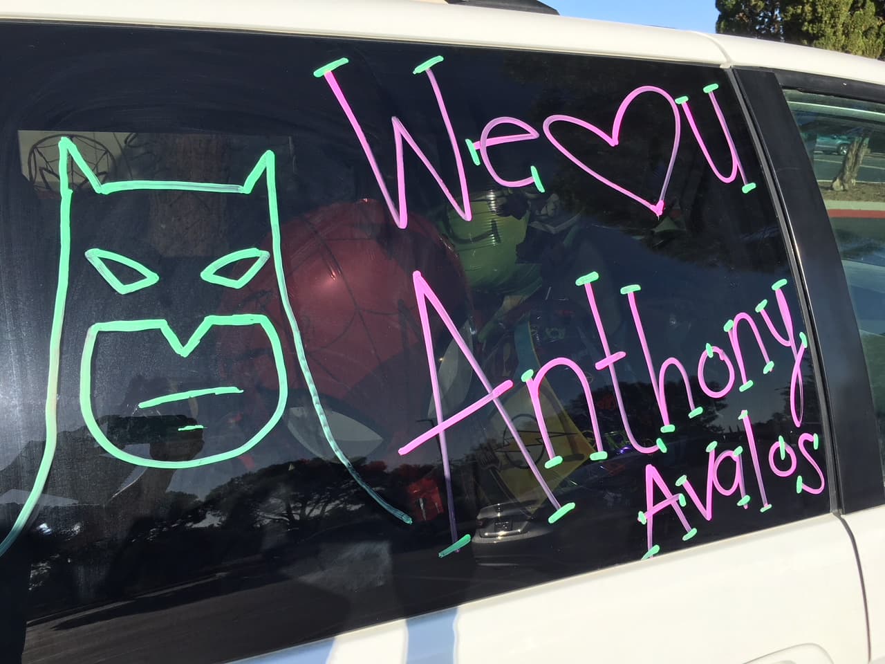 "Te amamos Anthony Ávalos", se leía en otro de los vehículos que llegó a la iglesia para el funeral.