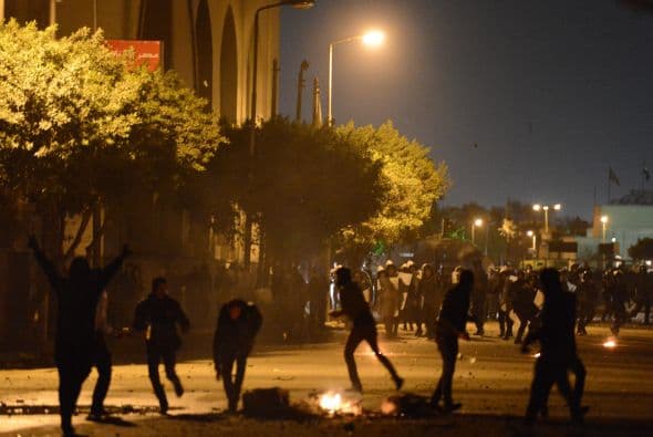 Numerosos opositores han violado el toque de queda declarado tanto en Suez como en Ismailia y Port Said, en vigor entre las 21:00 y las 06:00, hora local.