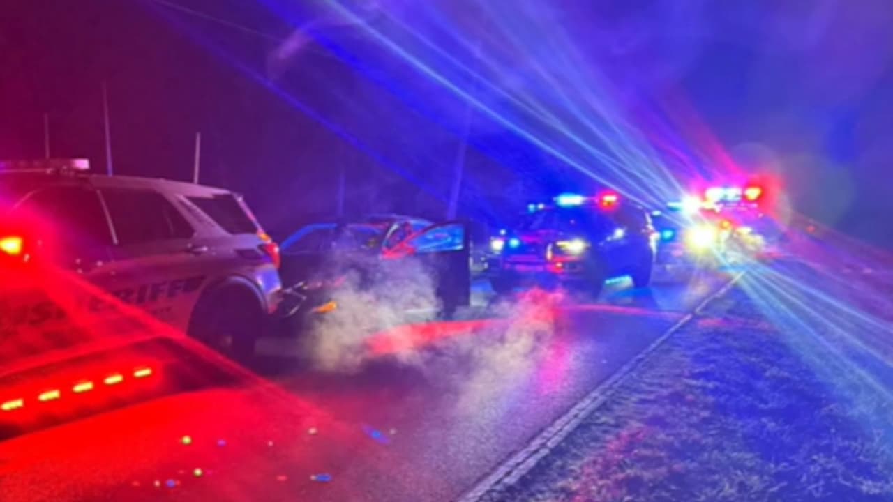 Policías salvan a embarazada de caer a lago helado tras fallo de frenos en Illinois