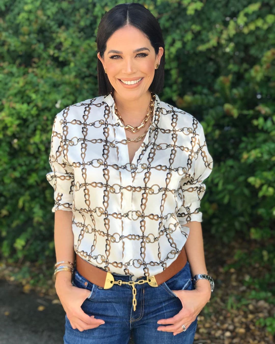 Uno de los viernes de verano lució un atuendo más casual en el que agregó la tendencia de las cadenas, tanto en la blusa como en los accesorios.