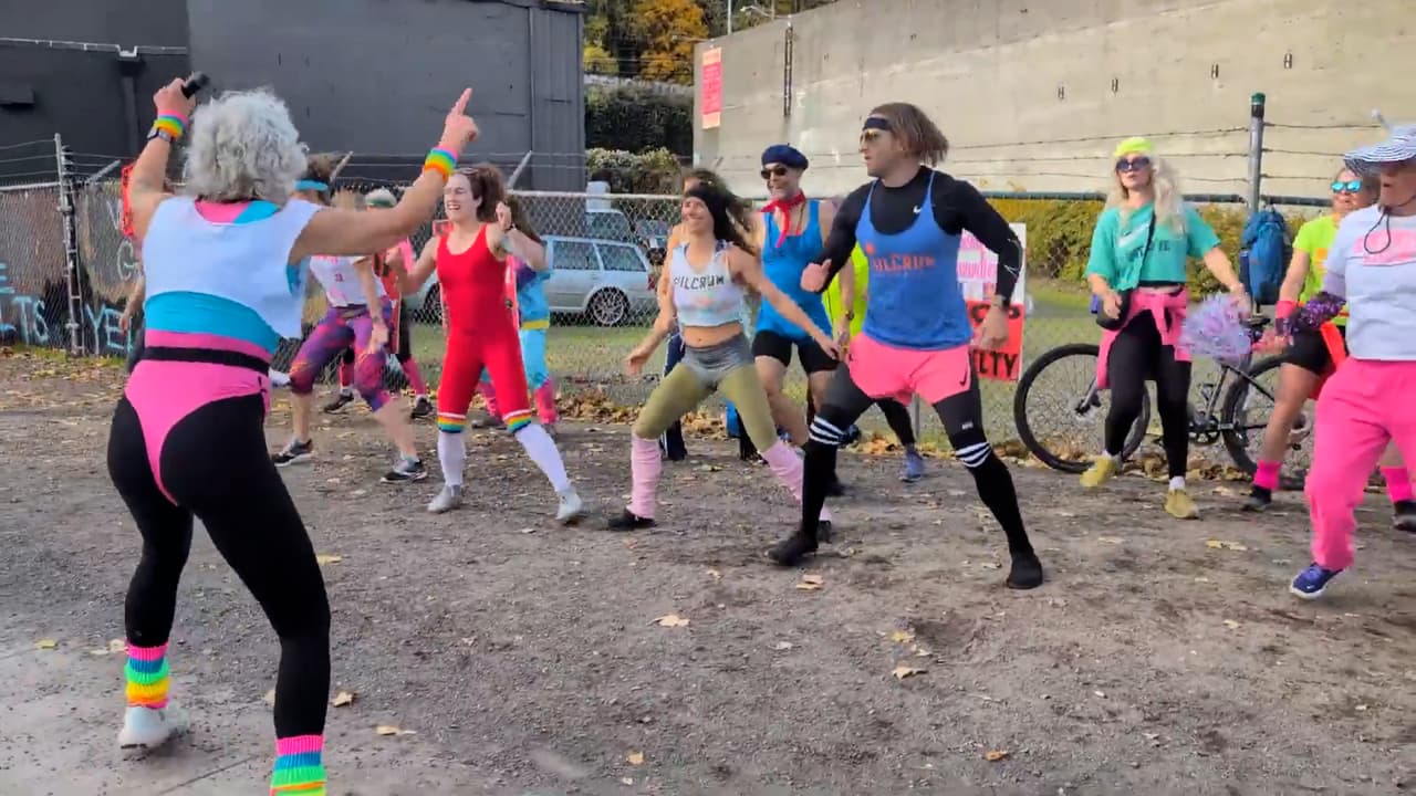 Manifestantes hacen clase de aeróbicos ochenteros frente al ICE en Oregón