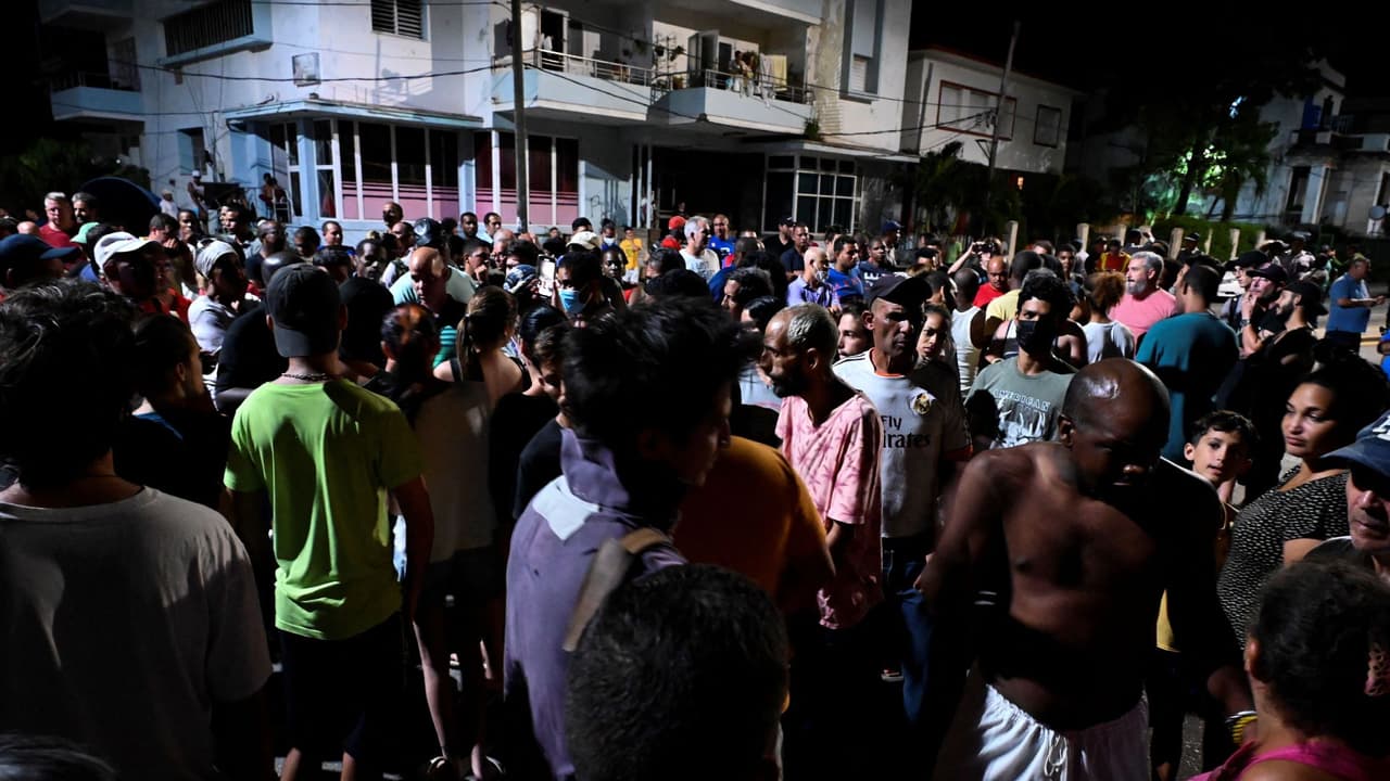 "Están en la calle exigiendo libertad": cubanos protestan por los apagones y el régimen corta internet