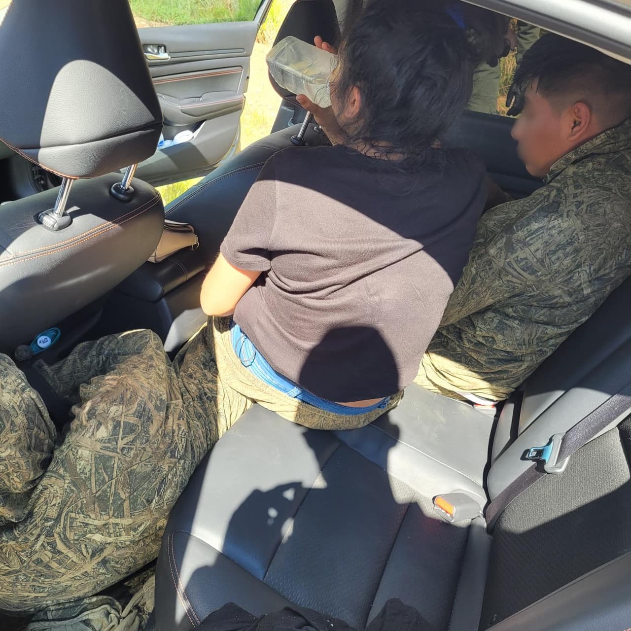 Usando tecnología con las cámaras de vigilancia observaron un vehículo sospechoso cerca de la frontera que fue detenido. Dos ciudadanos estadounidenses fueron arrestados por traficar a cuatro ciudadanos mexicanos, uno peligrosamente escondido en el baúl. Los traficantes enfrentan cargos criminales, informó la agencia.