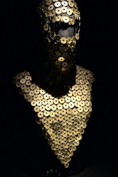 Sin embargo, las prendas más extravagantes son las que le valieron su fama.