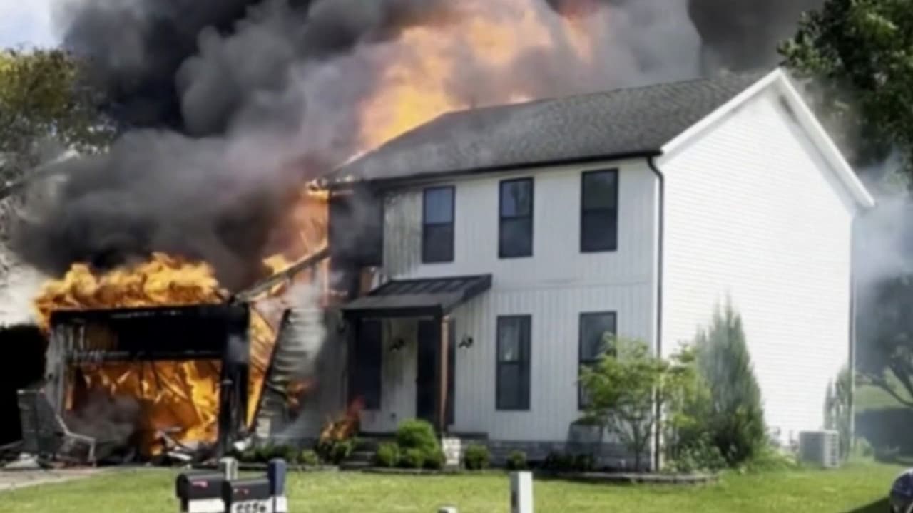 Avioneta se estrella contra vivienda en Ohio; hay dos muertos