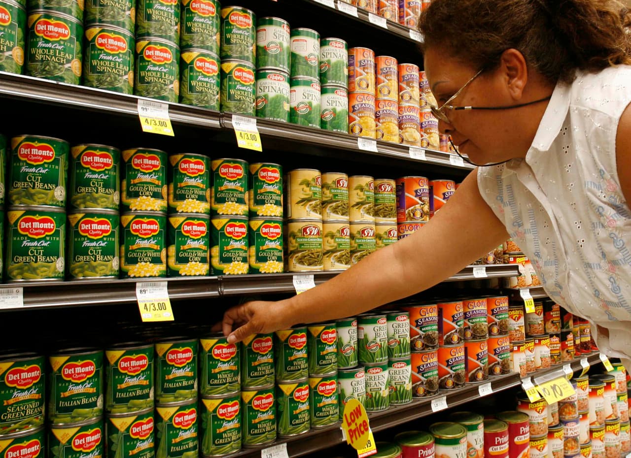 Tener suficientes alimentos no perecederos y de fácil preparación es esencial, al igual que tener suficiente agua para todos los miembros de su familia.