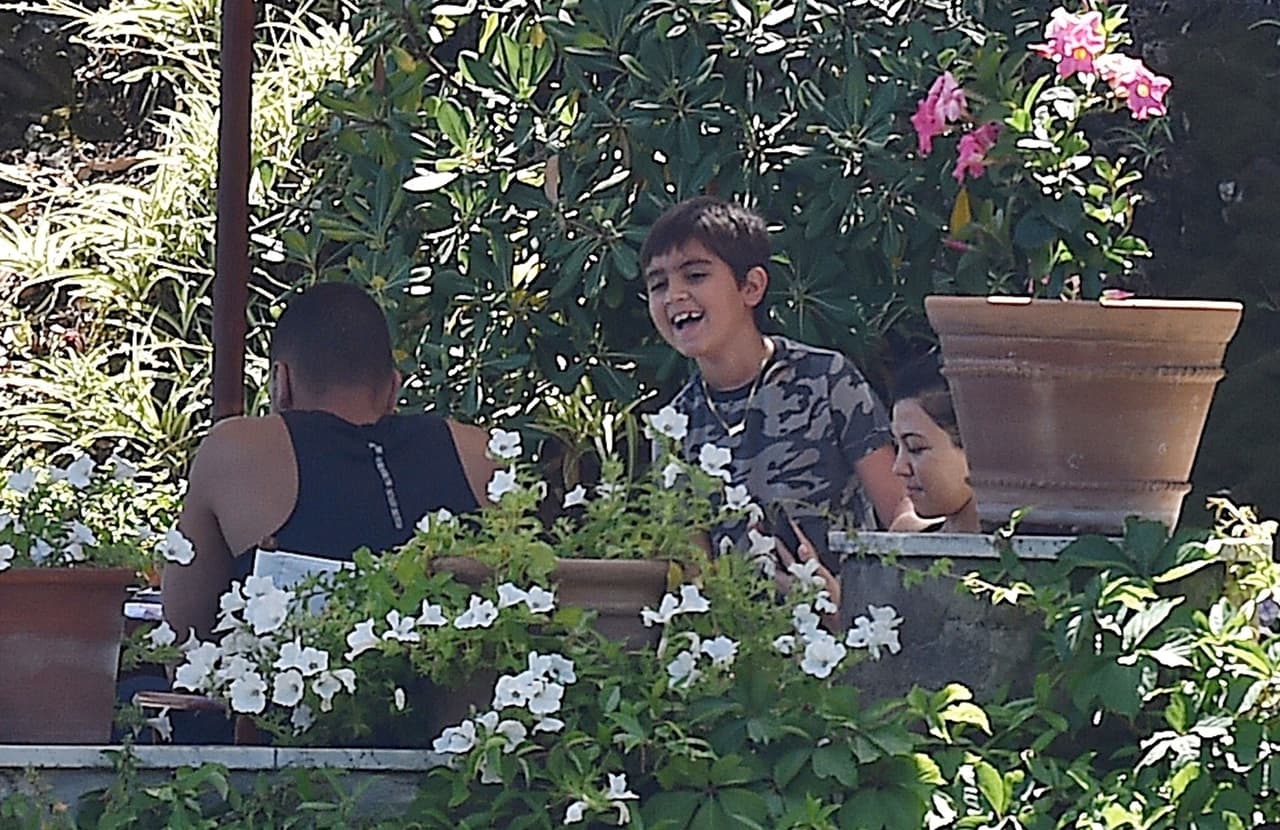 Según el portal Glamour, fuentes cercanas a la familia revelaron: "Younes y Sofía están haciendo todo lo que pueden para llevarse bien con los niños. Younes intenta que le vean como alguien divertido y que le acepten; mientras que Sofía ya se los ha ganado".