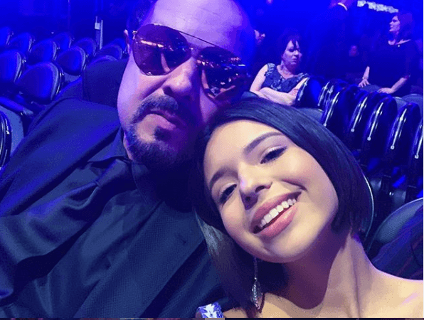 “El otro día la vi llorando por un caballo que se le murió, entonces 
<b>yo tenía un caballo de los de raza Fernández</b> que me creció poquito, pero bailaba y se hincaba y 
<b><a href="https://www.univision.com/entretenimiento/el-impresionante-talento-oculto-de-angela-aguilar-con-su-caballo-video">se lo mandé a regalar a Ángela</a></b>; después ella me habló para darme las gracias", reveló.