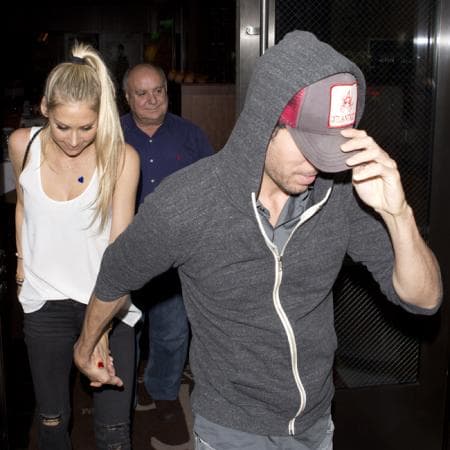 Al cantautor español 
<b>Enrique Iglesias</b> y la retirada tenista 
<b>Anna Kournikova</b> les cambió la vida hace casi 18 meses, cuando 
<b><a href="https://www.univision.com/entretenimiento/enrique-iglesias-se-convierte-en-papa-de-gemelos">nacieron sus hijos, los gemelos Nicholas y Lucy</a></b>.