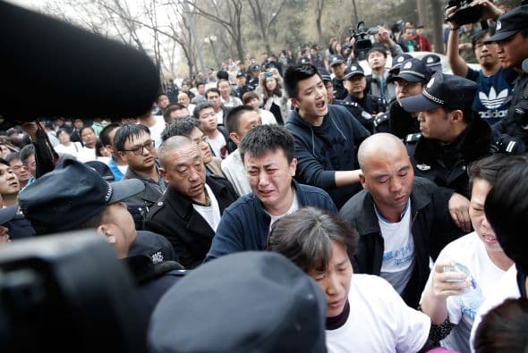 Muchos de los manifestantes fueron empujados hacia atrás por la policía, de acuerdo con testigos.