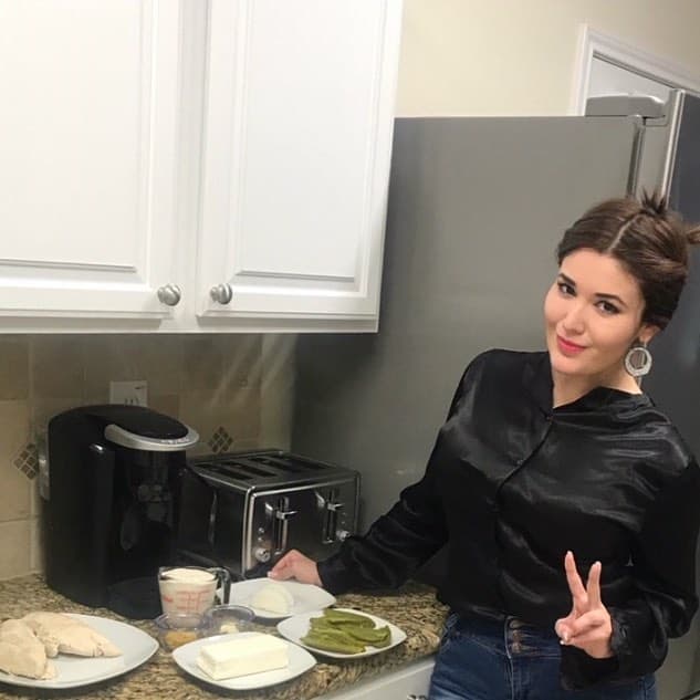 Además de la radio, es apasionada de la gastronomía, le encanta cocinar y su receta favorita son los chilaquiles verdes.