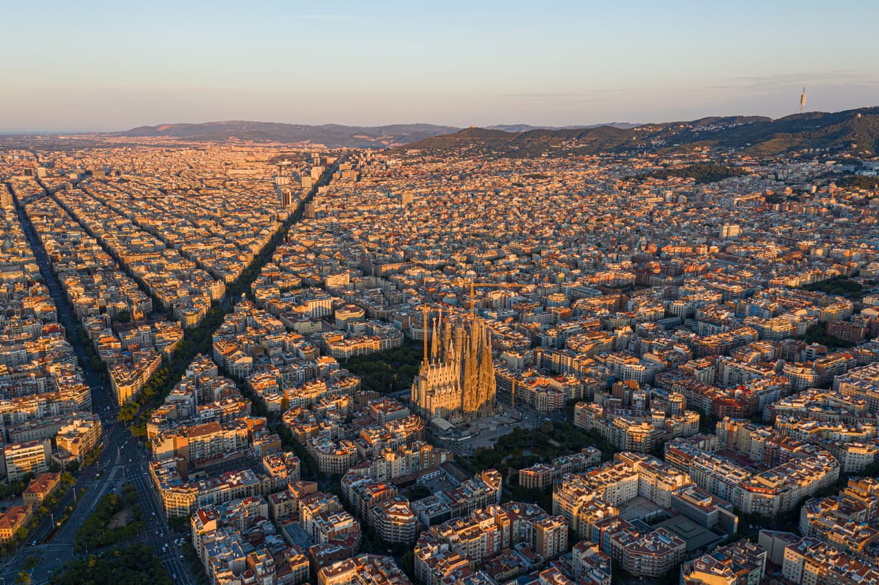 <h3 class="cms-H3-H3">8. Barcelona, España</h3>
<br>
<br>En medio de un clima cálido casi todo el año, esta ciudad encantadora
<b> tiene por un lado montaña y al otro extremo el Mar Mediterráneo</b>, lo que la convierten en un sitio ideal en
<a href="https://www.univision.com/temas/europa">Europa</a>.
<br>
<br>Por si fuera poco,
<b>su infraestructura -hecha mucho antes de la llegada de la pandemia- para diversas actividades al aire libre</b> como parques emblemáticos y barrios con terrazas coloridas la posicionan como un destino preferido para el turismo.
<br>
<br>Sumado a estos factores, su rica arquitectura y sus monumentos icónicos de Gaudí,
<b>son suficiente motivo para atraer a millones de personas al mundo. </b>
<br>