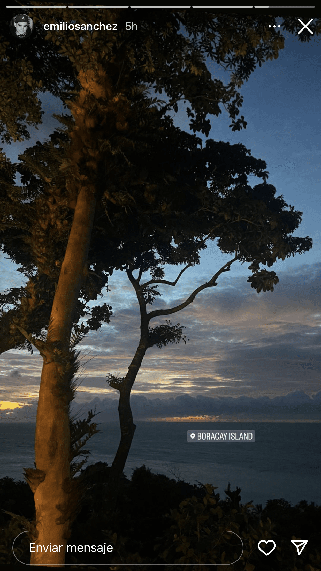 La pareja ha decidido tomar unos días de descanso en Borácay, una pequeña isla en el centro de Filipinas. Es conocida por sus centros turísticos y playas. 
<br>