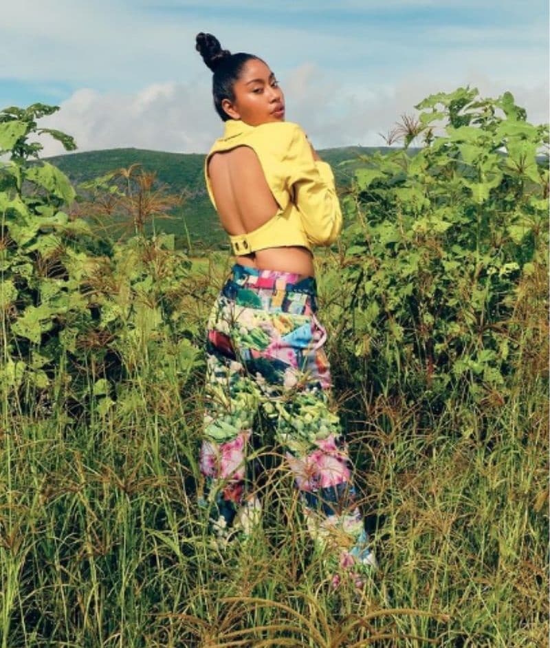 Karen Vega es originaria de Oaxaca y sus primeros pasos en la moda los dio a los 14 años, cuando modelaba la ropa que hacía la esposa de su abuelo para una marca regional.