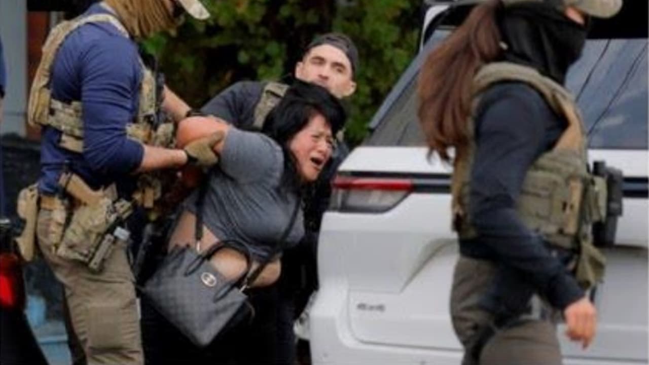 Aun con residencia, agentes rompieron los vidrios de su auto, la sometieron al piso y la arrestaron