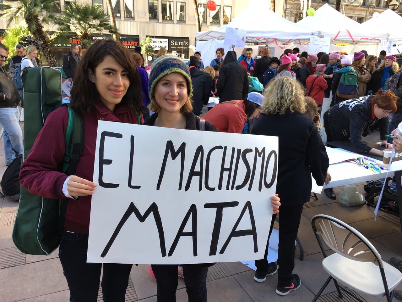Decenas de miles de personas marcharon en Los Ángeles contra el gobierno de Trump.
