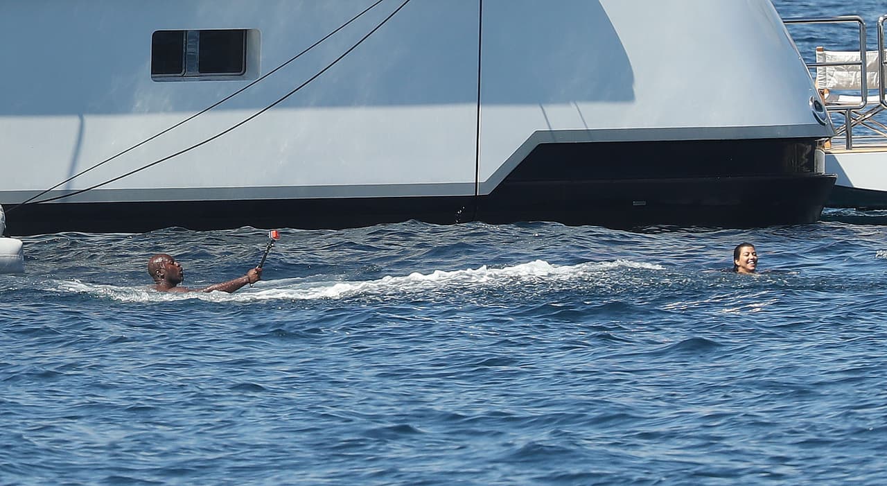 Pero siguió grabando en su teléfono, sin perder el estilo.