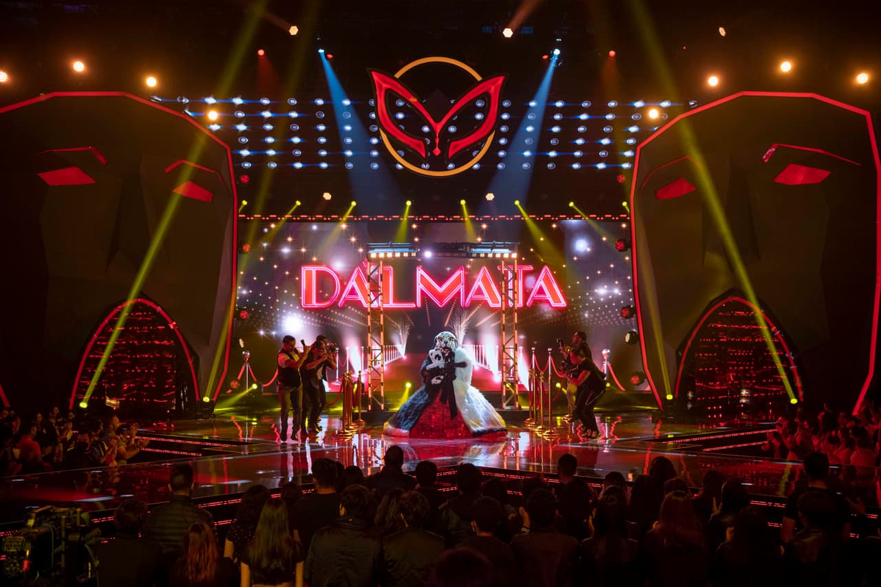 Las claves secretas regresaron a ¿Quién Es La Máscara? y en el caso de Dálmata la palabra era “Flan”. Esa pista emocionó mucho a Galilea Montijo, ya que estaba segura de que había adivinado la identidad de Dálmata. Mimi, Katia Llanos, Maite Perroni, Edith Márquez y Beatriz Adriana fueron las sospechas de los investigadores.
<br>