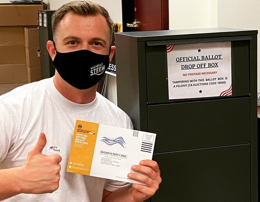 El Partido Republicano de California pone sus propios buzones para depositar el voto