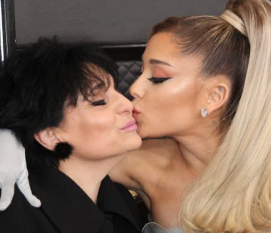 Joan Grande, madre de la cantante de 27 años, recibió la noticia con beneplácito.
<br>