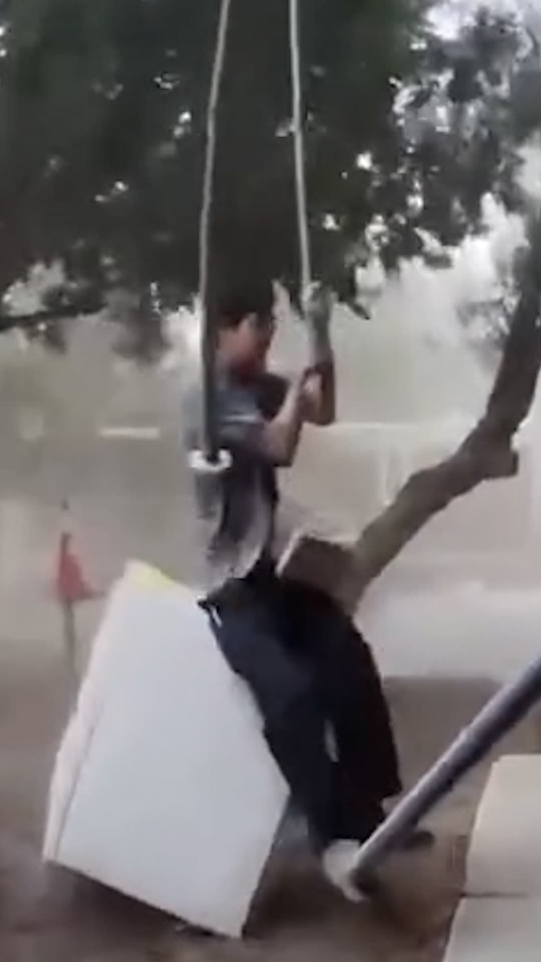 Pareja Intenta Evitar que el Viento de Rachel se lleve su Toldo