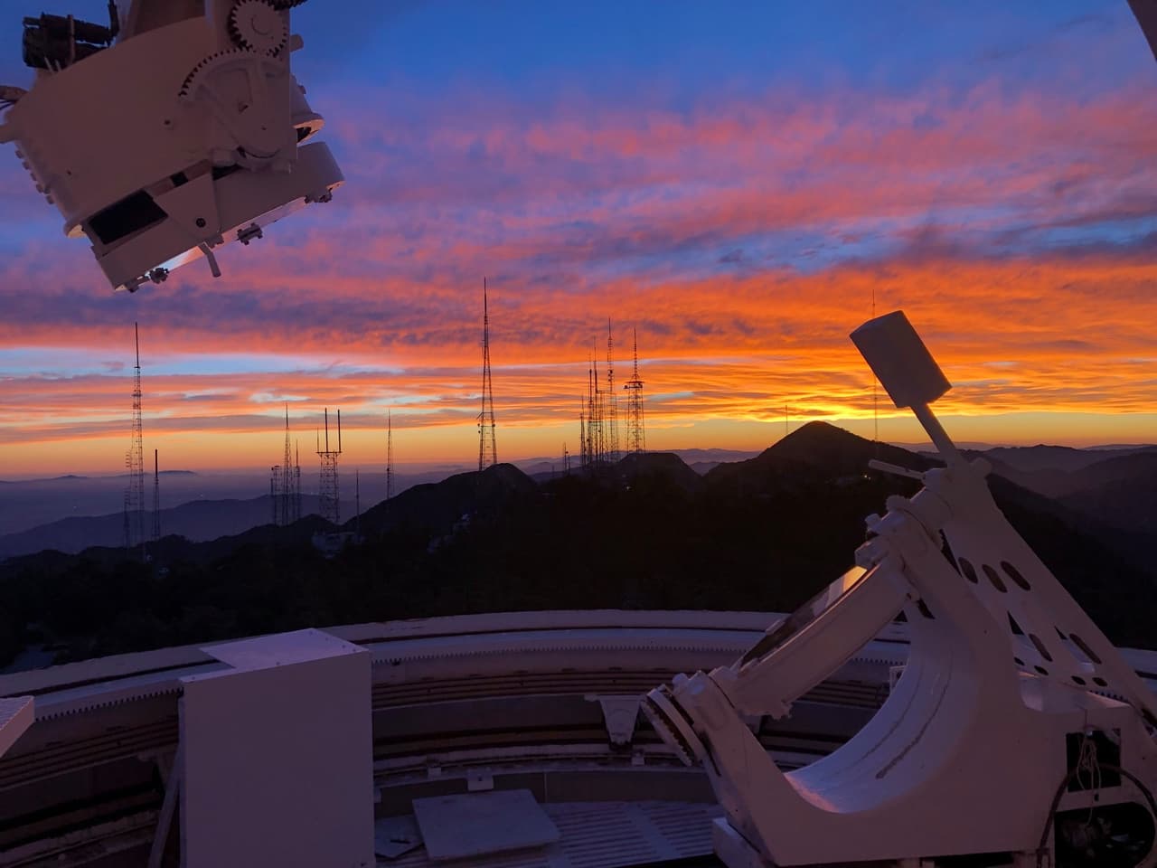 El Observatorio Mount Wilson es un centro de observación espacial, casa del histórico telescopio Hooker de 100 pulgadas y también es un centro educativo e investigativo del centro sismico de California en donde se resguardan 100 años de registros del Caltech, según la
<a href="https://twitter.com/DrLucyJones/status/1303036355832815616" target="_blank">Dra. Lucy Jones</a>.