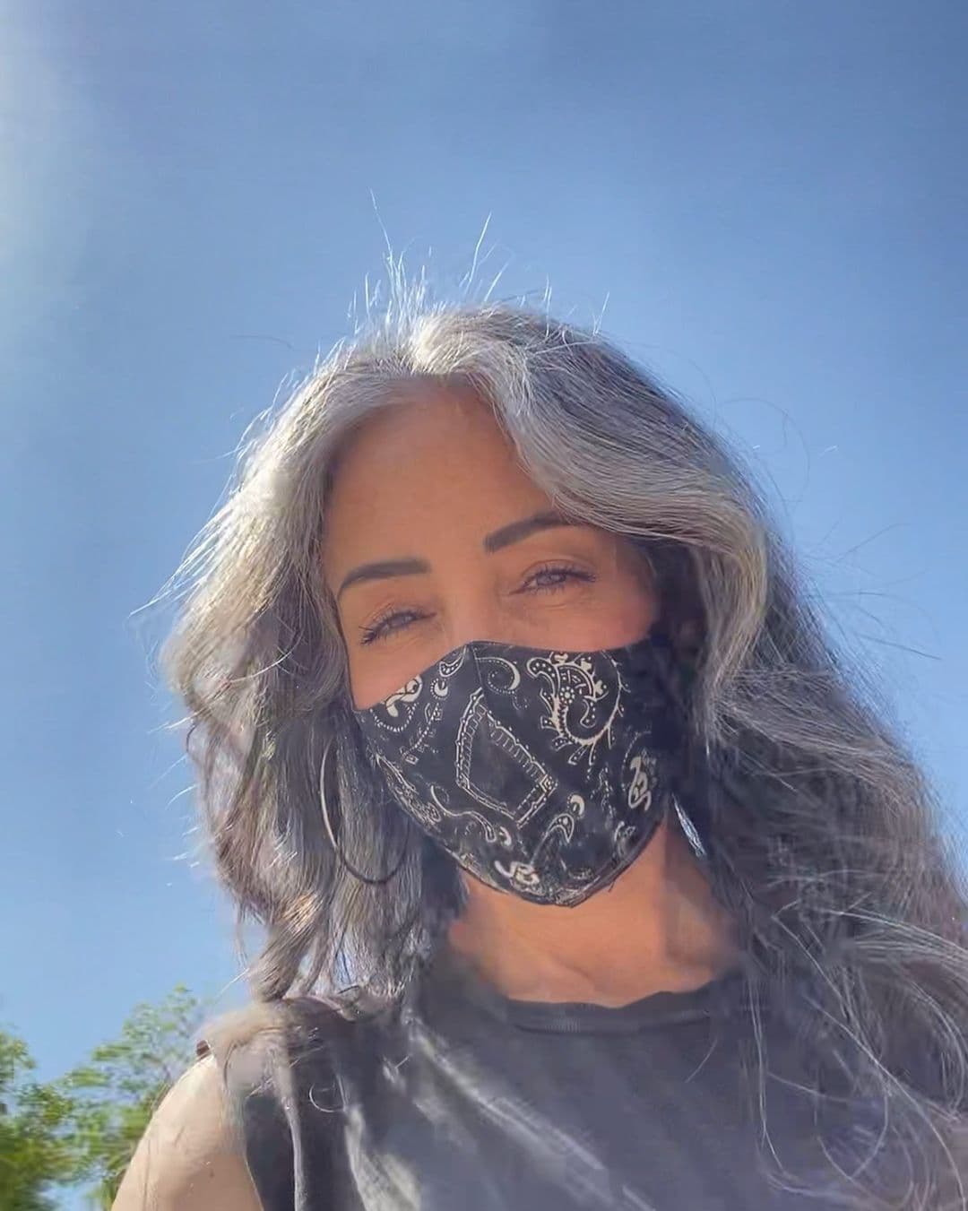 Desde entonces luce orgullosa una cabellera gris, a pesar de que vivió una etapa de críticas por parte de muchas mujeres.