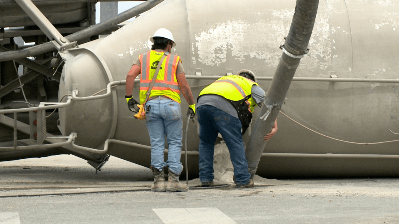 Un camión de 18 ruedas que cargaba cemento se volcó en la ciudad de New Braunfels y provocó el cierre de una calle de acceso.