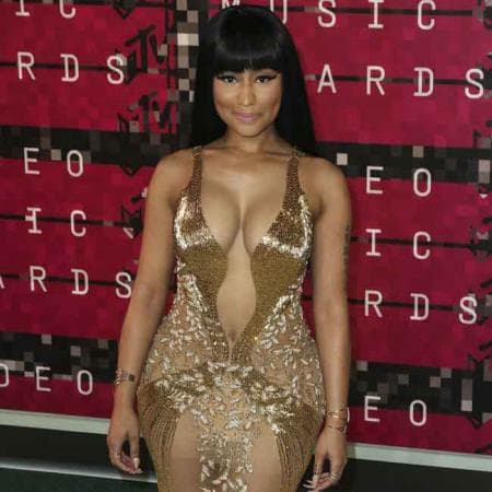 "Antes de que terminen los 90 días, 
<b>sí, estaré casada. </b>Estoy muy feliz por eso porque mi bebé me hace muy feliz", 
<b><a href="https://www.univision.com/entretenimiento/cardi-b-grabo-un-tema-con-el-ex-de-nicki-minaj-antes-de-la-pelea-entre-ambas" target="_blank">agregó la cantante. </a></b>
<br>