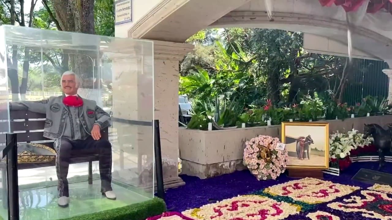 Recuerdan en México el natalicio del legendario cantante Vicente Fernández