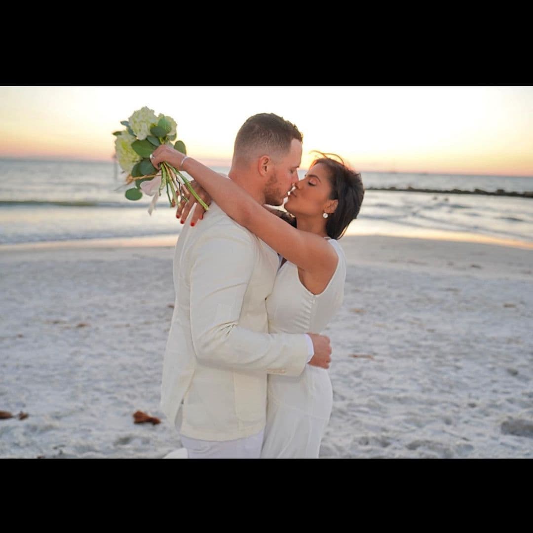 La noticia dejó helados a muchos, pues solo los acompañaron familiares cercanos en
<b><a href="https://www.univision.com/shows/despierta-america/francisca-lachapel-simbolo-boda-francesco-zampogna" target="_blank">una íntima ceremonia </a></b>al civil en la playa de Naples, en Florida.
<br>