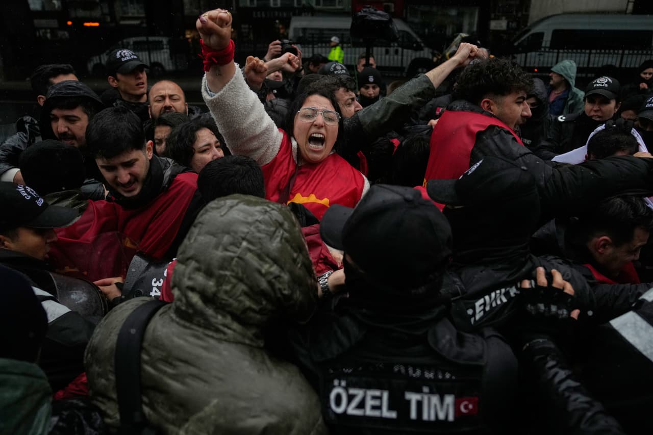Miembros de un sindicato se enfrentan a agentes de la policía turca mientras intentan marchar hacia la plaza Taksim en Estambul, Turquía, el viernes 1 de mayo de 2026, durante las celebraciones del Día del Trabajo.