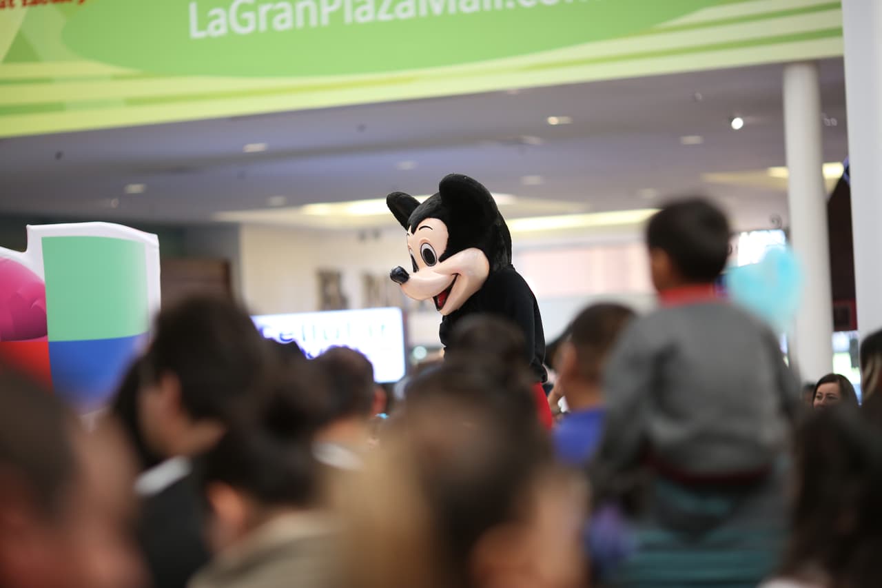 Cientos de personas de la comunidad abarrotaron La Gran Plaza.