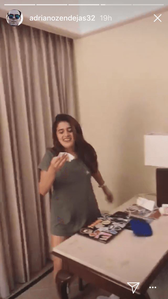 Ahora que Adriano está concentrado en su proyecto en YouTube, se la pasa viajando con ella y publicando sus aventuras. Sus videos tienen millones de vistas.