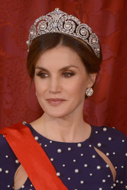 Lo que es cierto es que, para haber usado la diadema de Cartier, Letizia necesitó tener el permiso de doña Sofía o de don Juan Carlos. La situación por la que pudo usarla haría una gran diferencia en su significado: si se la prestó o cedió su suegra, quiere decir que su relación va por buen camino y, si no la pidió prestada, esta podría ser parte de una afrenta a doña Sofía.