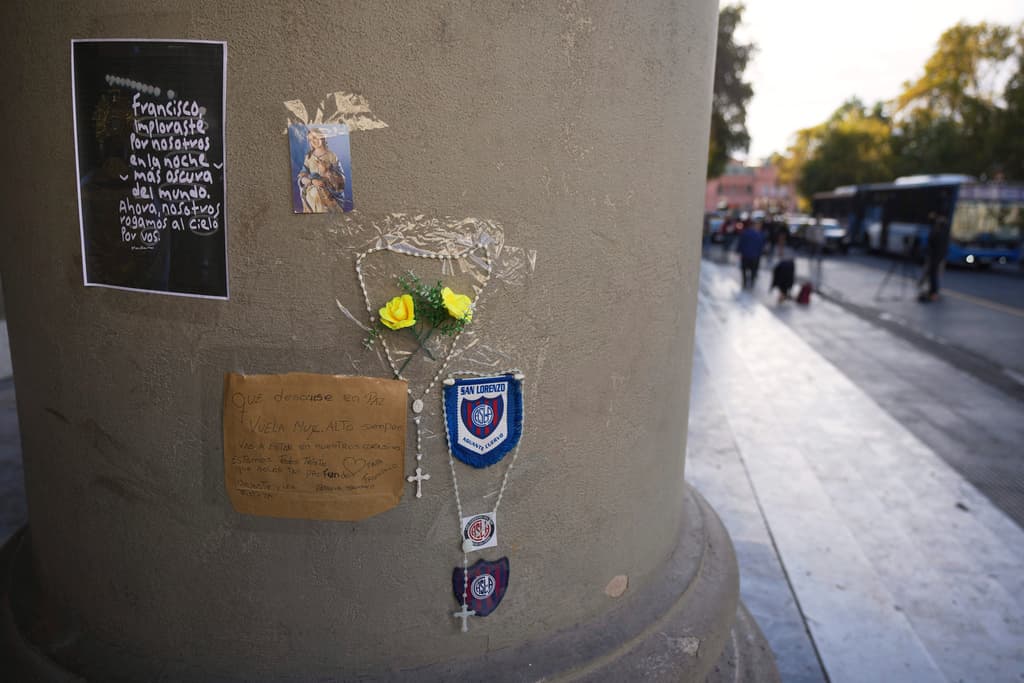 <h3 class="cms-H3-H3">"Francisco, imploraste por nosotros en la noche más oscura del mundo. Ahora, nosotros rogamos al cielo por vos"</h3>
<br>
<br>Un rosario, mensajes y emblemas del club de fútbol San Lorenzo, del cual el difunto papa Francisco era fanático, en una columna de la Catedral de Buenos Aires, Argentina.