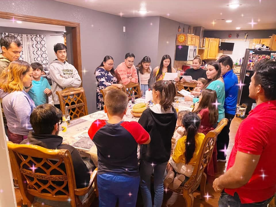 La familia Marisol Huerta agradeció el poder reunirse en otro Thanksgiving. En la foto aparece su gran familia reunida alrededor de la mesa.