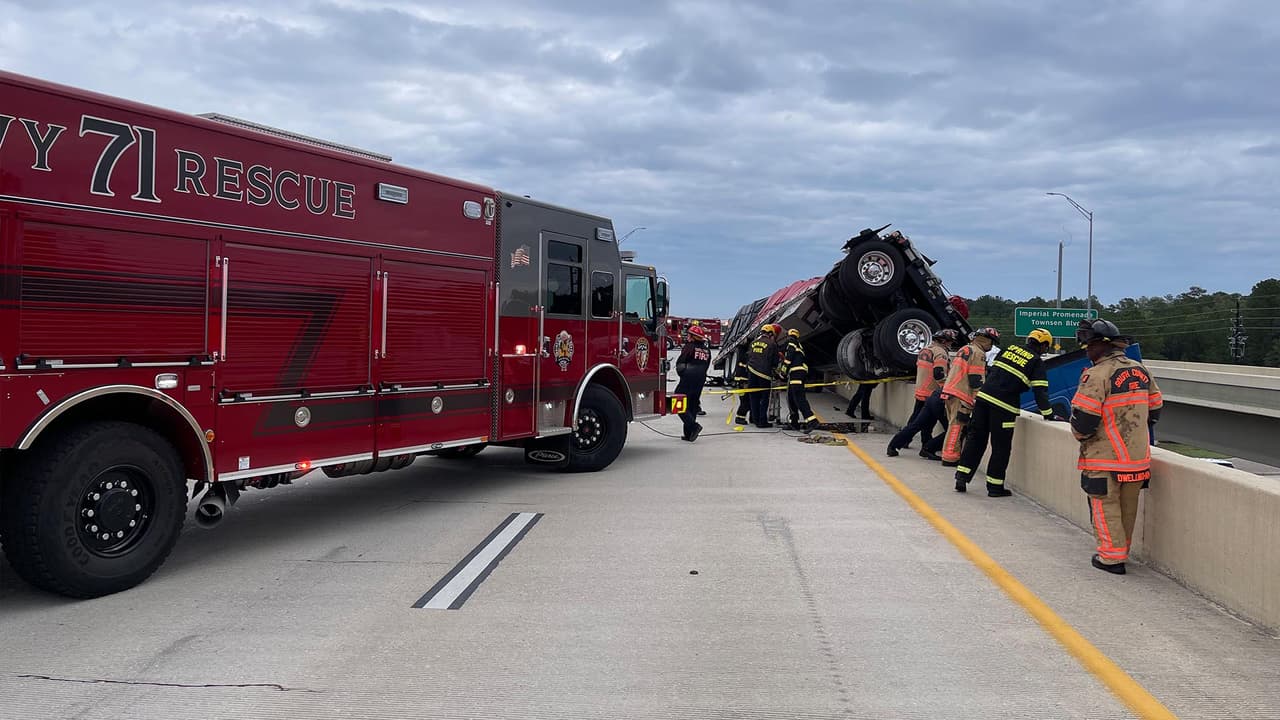 Uno de los camiones cayó en la carretera y el otro quedó colgando.