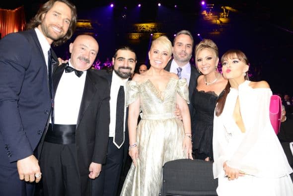 ¡En todo momento se dieron muestras de amor! Noten como ella le mandó besitos a pesar de la distancia a su galán.